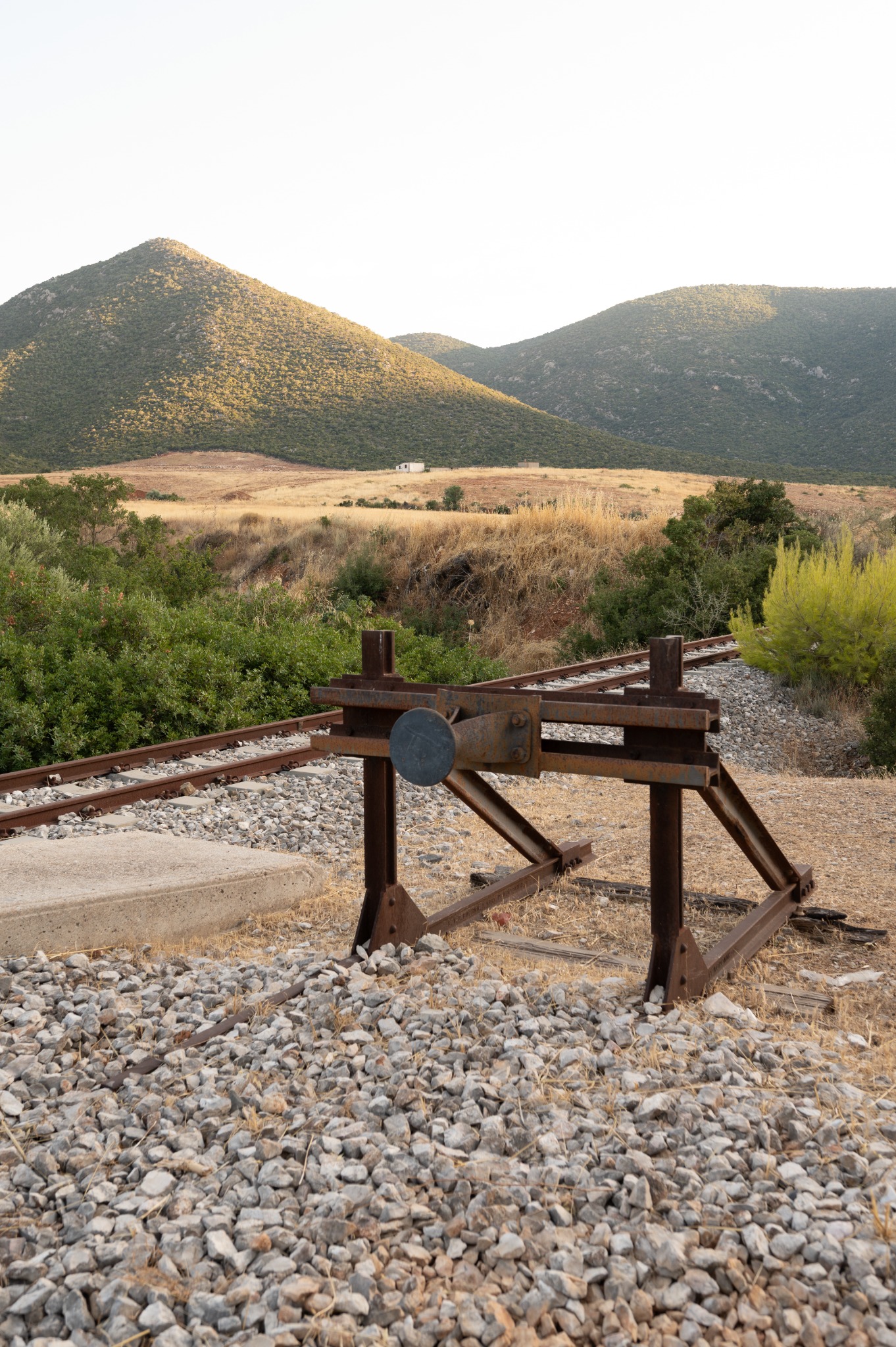 Η παλιά σιδηροδρομική γραμμή δίπλα στα καταλύματα